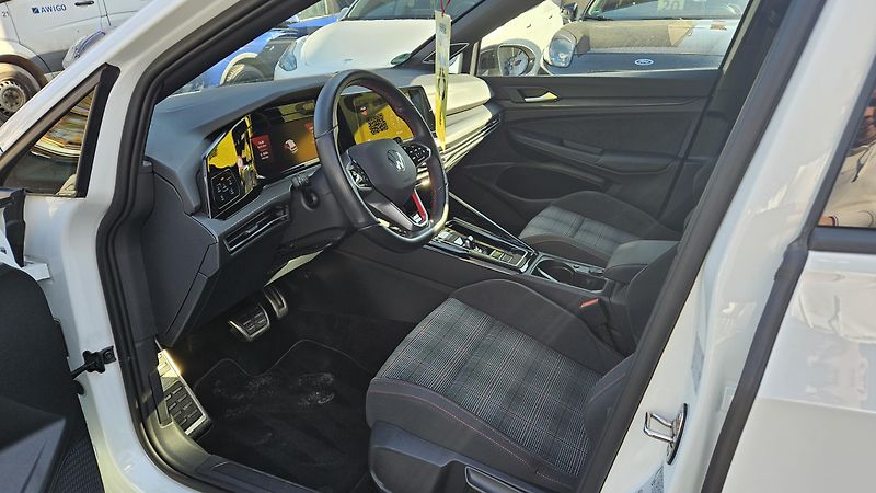 Volkswagen Golf (2024) GTI 2.0TSI 180kW DSG - fotka 10 z 34