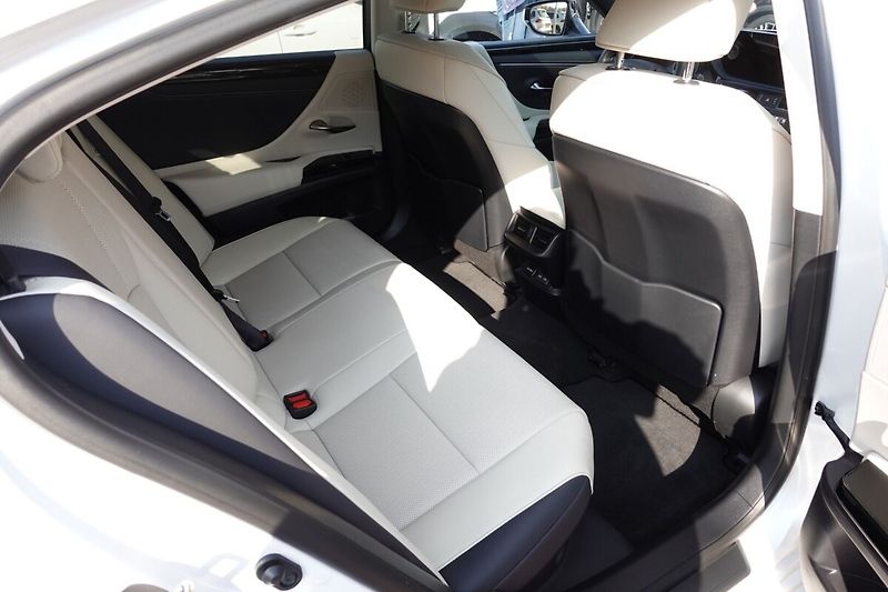 Lexus ES 300h ZLEVNĚNO 2,5HSD Elegance Plus - fotka 13 z 37