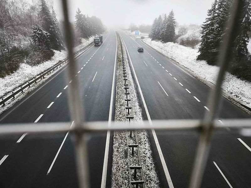 Na úseku dálnice D7 u obce Stehelčeves číhá na řidiče dešťová past.