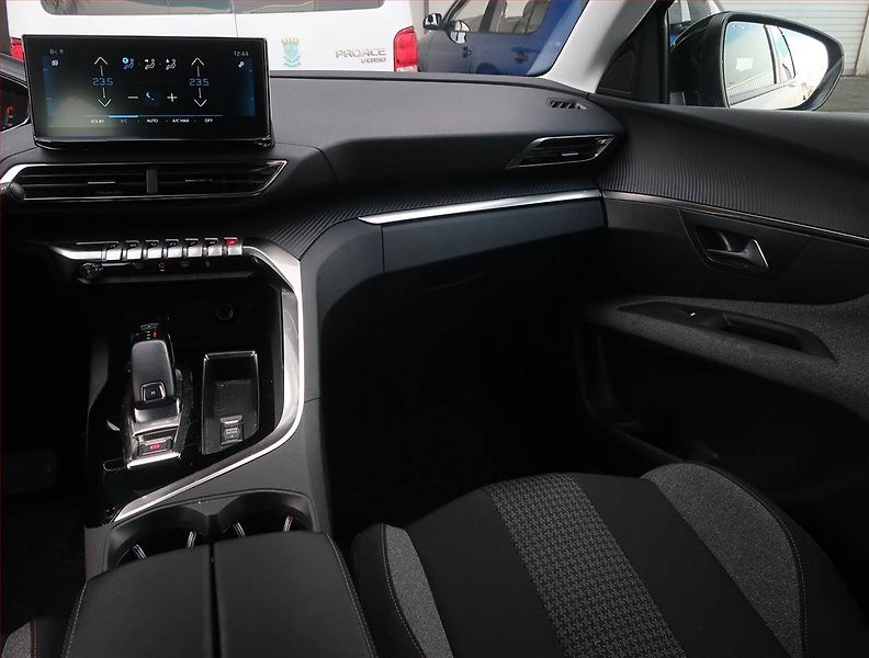 Peugeot 3008 (2022) 1.5 BlueHDi, Automat - fotka 8 z 17