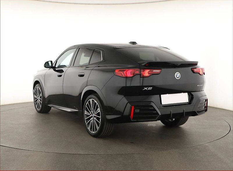 BMW X2 (2024) sDrive20i - fotka 4 z 20