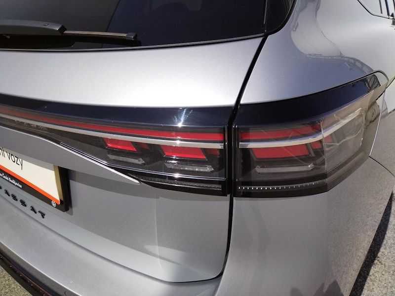 Volkswagen Passat R-Line 2,0 TSI 150 kW - fotka 24 z 28