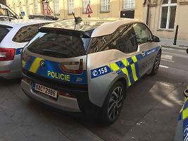 Policejní hlídka může řidiče zastavit i bez toho, aby každý detail uniformy vypadal podle představ z internetových rad.