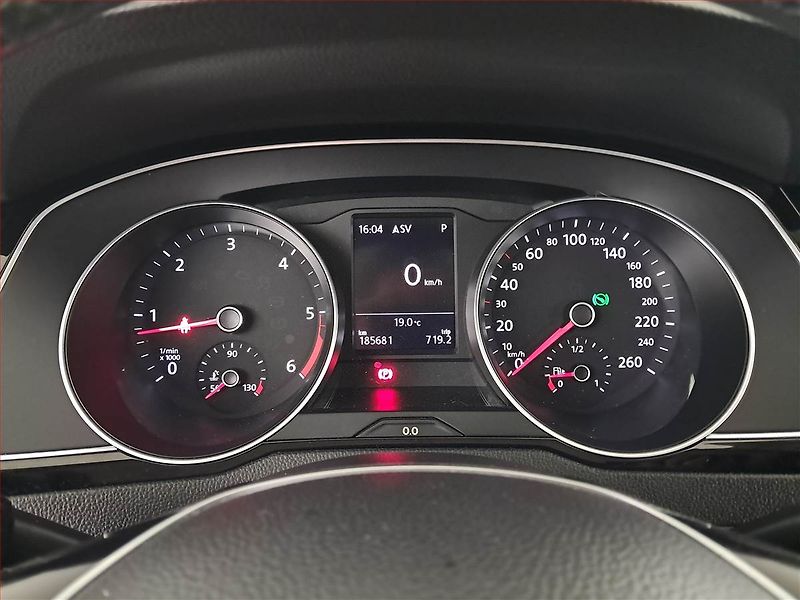 Volkswagen Passat (2017) 2.0 TDI, Automat, Navi - fotka 11 z 21