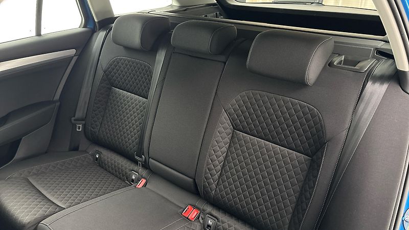 Škoda Superb 2.0 TDI Ambition Combi - fotka 16 z 24