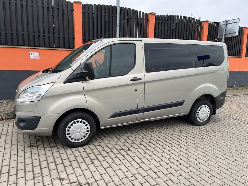 Ford Tourneo Custom 2.2 TDCi 9 Míst - fotka 2 z 30