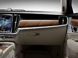 Volvo S90.