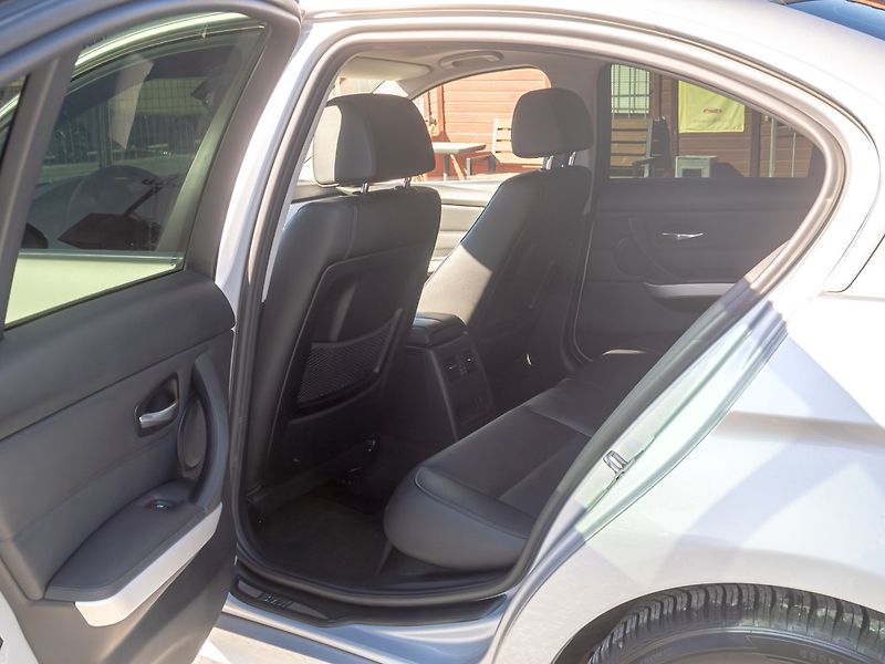 BMW Řada 3 (2011) 325i 160KW mat HK – NAVIGACE - fotka 40 z 52