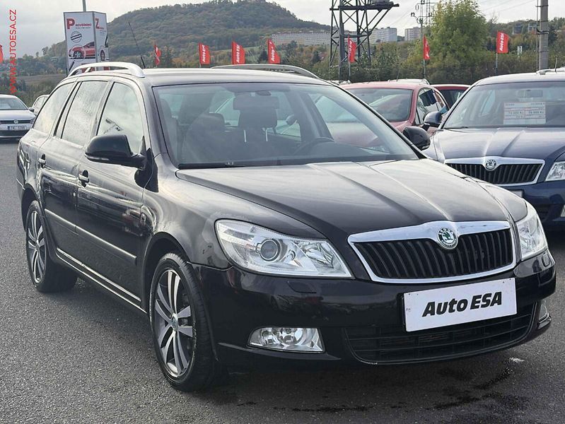 Škoda Octavia (2012) 2.0 TDi, AT, xenon, autoAC - fotka 1 z 17