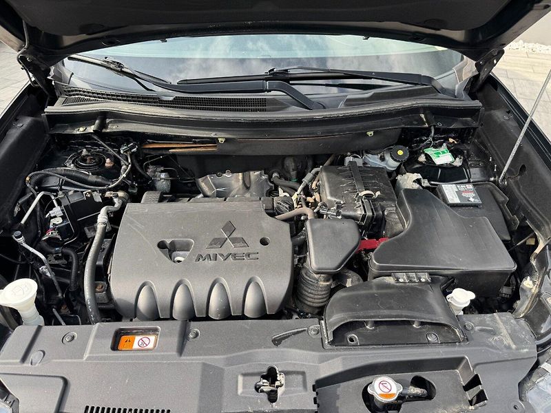 Mitsubishi Outlander (2017) Invite 2.0i MIVEC - fotka 27 z 27