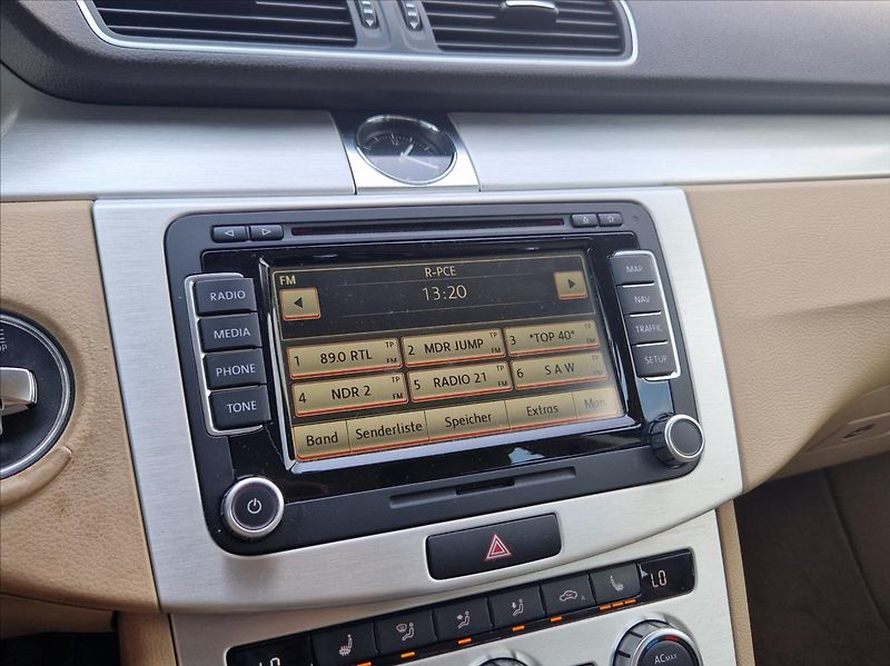 Volkswagen Passat 2,0 TDi 4MOTION KŮŽE KAMERA - fotka 24 z 37