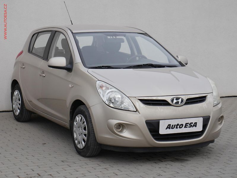Hyundai i20 (2011) 1.2i, ČR, AC, park.asist - fotka 1 z 15