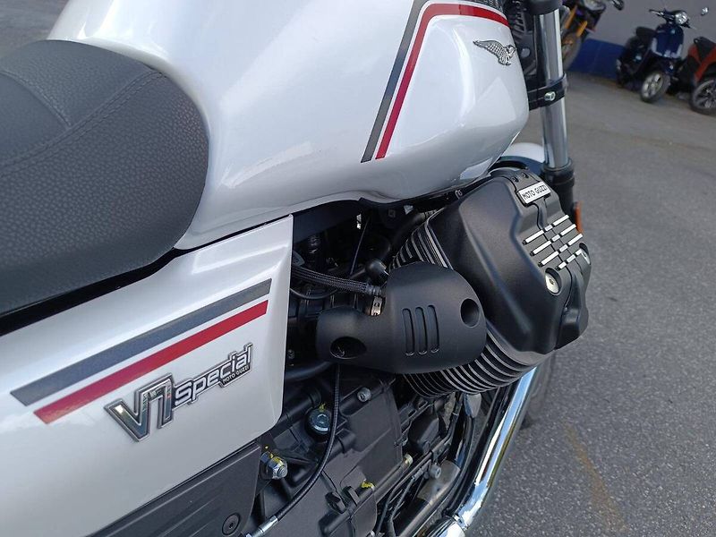 Moto Guzzi V 7 Stone Ten (2026) V7 Special Bianco 1969 - fotka 12 z 14