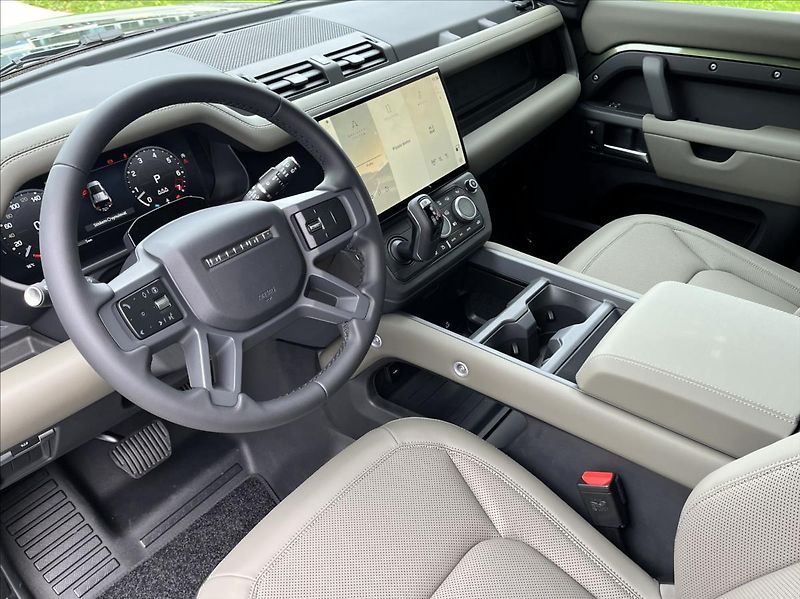 Land Rover Defender 110 D250 X-DYNAMIC SE - fotka 9 z 24
