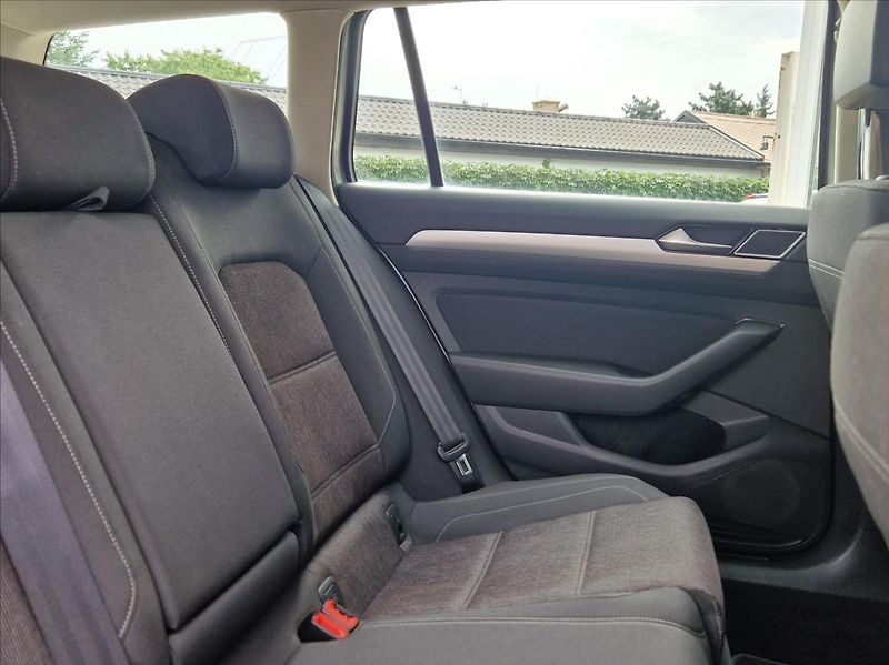 Volkswagen Passat 1,4 TSI 110kW BM SENZORY NOSIČ - fotka 13 z 42