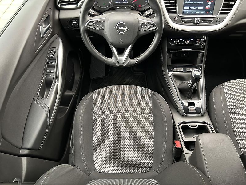 Opel Grandland 1.2 TURBO Edition - fotka 14 z 33