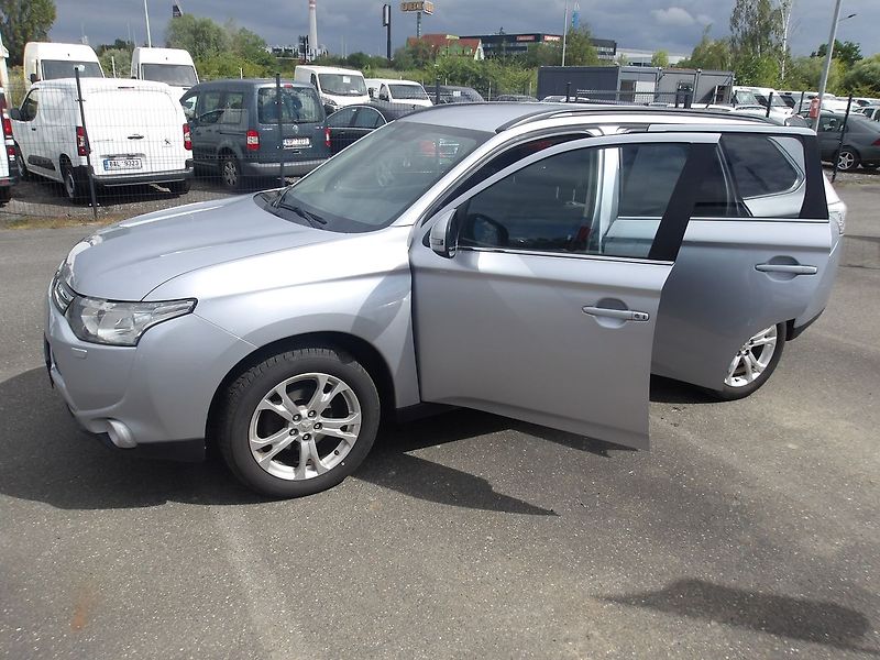 Mitsubishi Outlander 2,3DI-D 4x4 ČR 7 MÍST ! 2.MAJ. - fotka 6 z 39