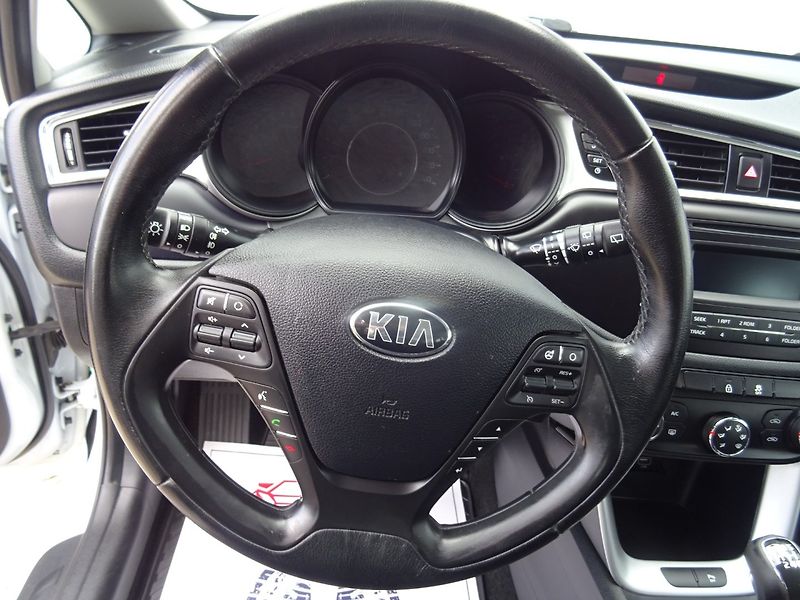 Kia Ceed (2017) 1.6GDi,99kW,1majČR,s.kni,klima - fotka 14 z 23