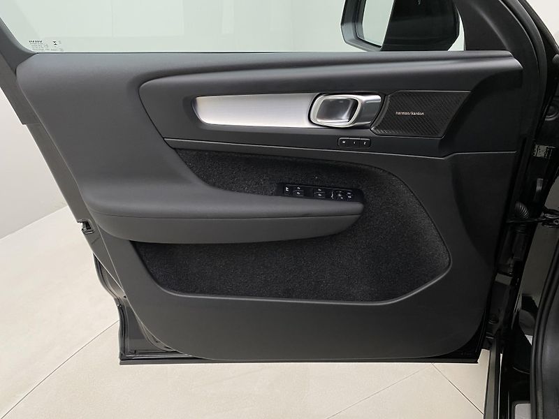 Volvo XC40 (2026) B3 AUT DARK PLUS - fotka 28 z 60