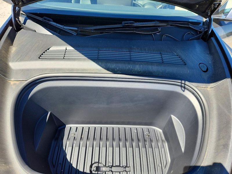 Tesla Model Y (2024) - fotka 11 z 12