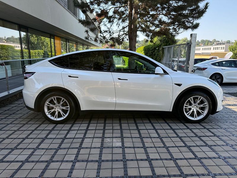Tesla Model Y Standrart Range LFP Tažné - fotka 42 z 43