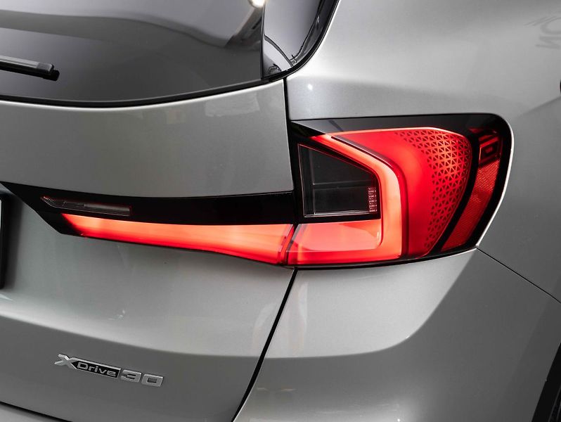 BMW iX1 xDrive30 - fotka 10 z 21