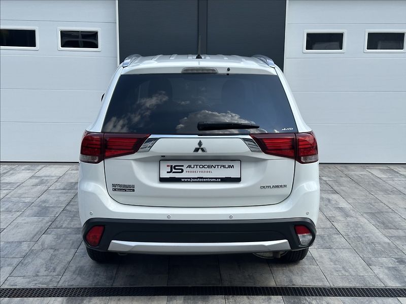 Mitsubishi Outlander 2,0 150PS  Intense A/T 4x4 - fotka 8 z 53