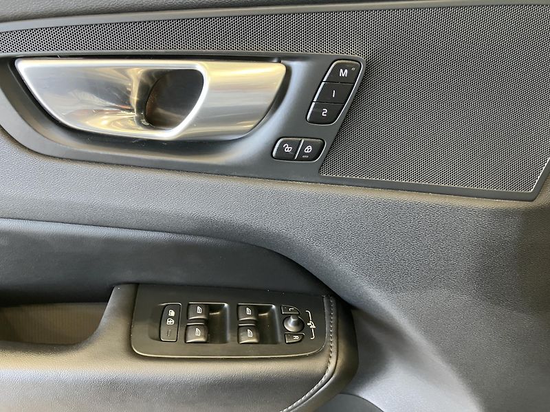 Volvo XC60 B4 AWD PLUS DARK AT8, ČR - fotka 19 z 41