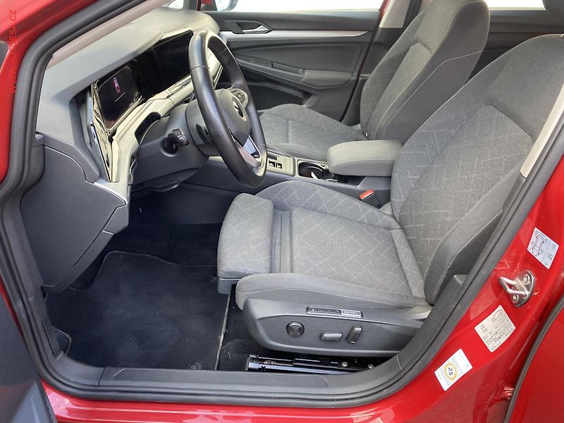 Volkswagen Golf (2022) 2.0 TDi, Life, DSG, LED - fotka 11 z 23