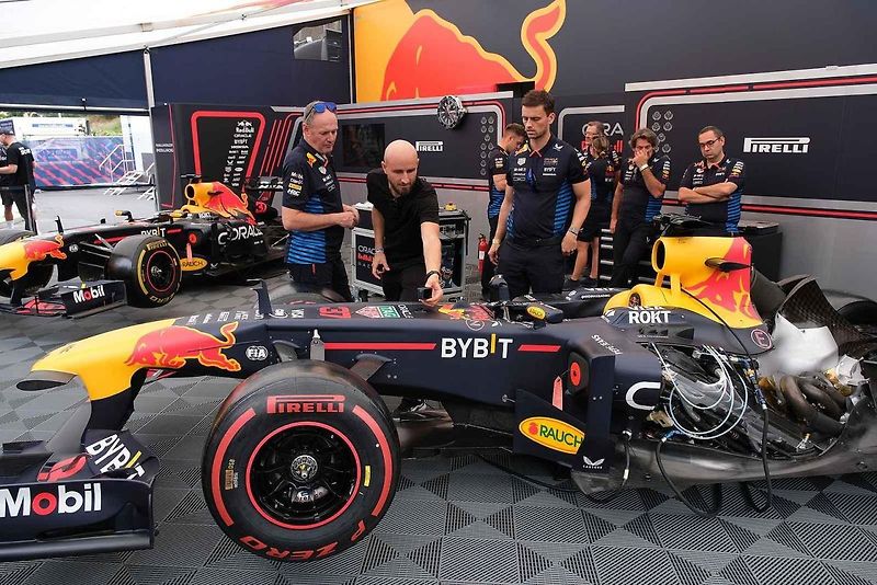 Monopost Red Bull RB7 v akci v Praze