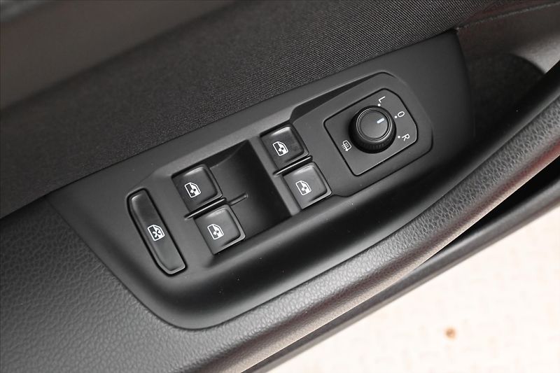 Volkswagen Passat 2,0 TDI 110 KW DSG BUSINESS Zá - fotka 26 z 31