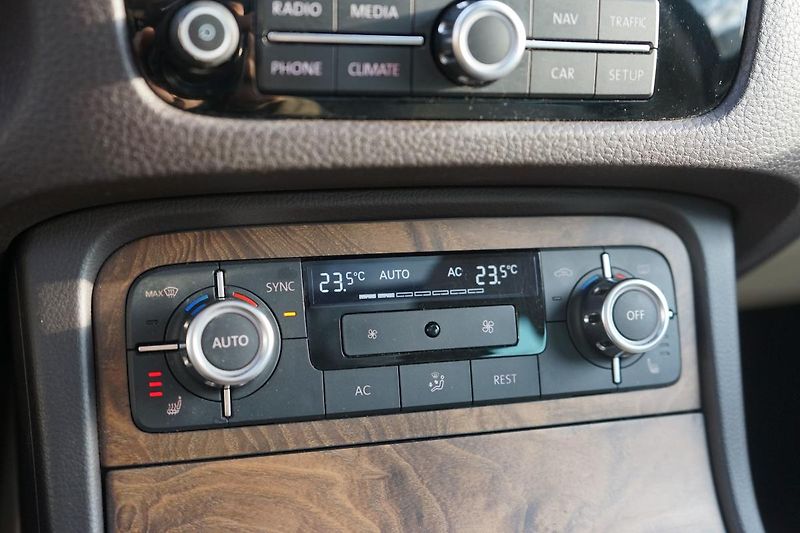 Volkswagen Touareg 180kW Pano 360 Matrix AdTempom - fotka 19 z 33