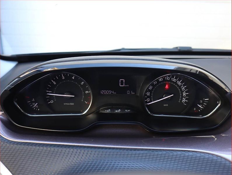 Peugeot 2008 (2016) 1.2 PureTech, Serv.kniha - fotka 11 z 17
