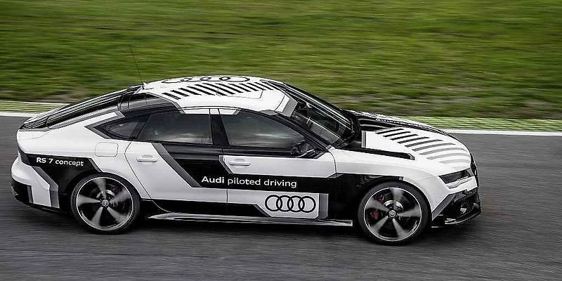Audi pustilo na závodní okruh model RS 7 bez řidiče.