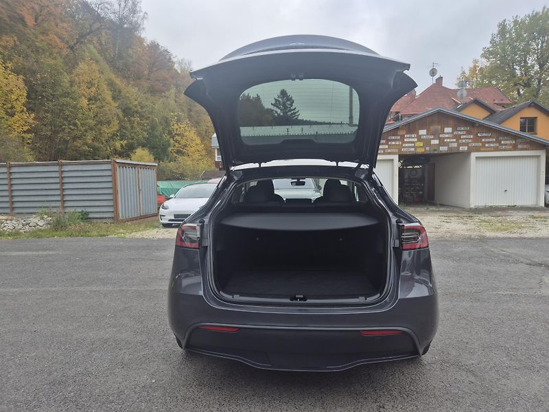 Tesla Model Y RWD 220kw TZ SOH 93,6 % - fotka 14 z 49