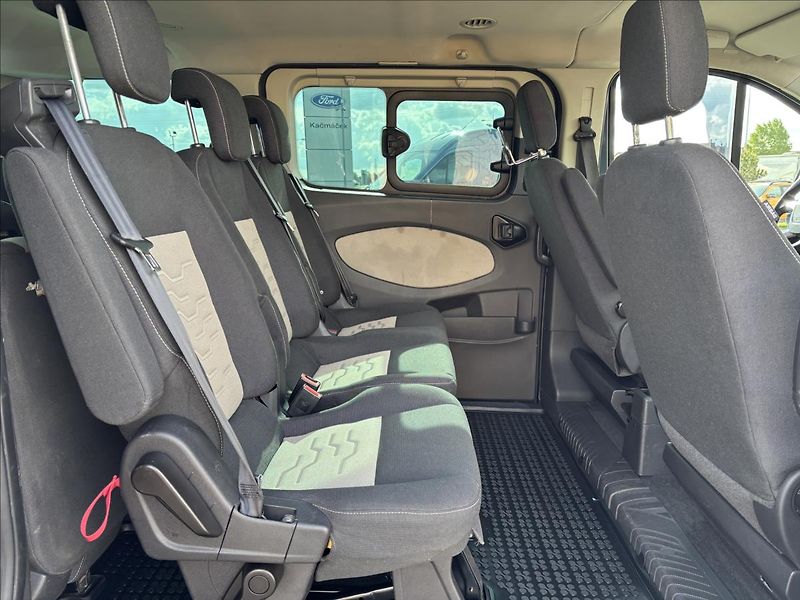 Ford Tourneo Custom 2,2 TDCi 92kW L1 - fotka 14 z 34