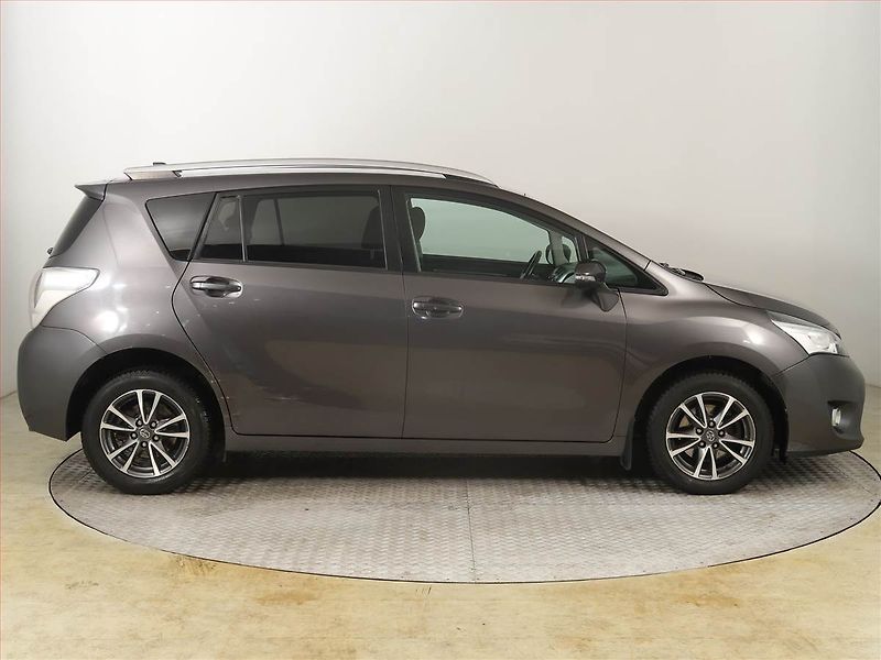 Toyota Verso (2013) 2.0 D-4D, 7 míst - fotka 6 z 18