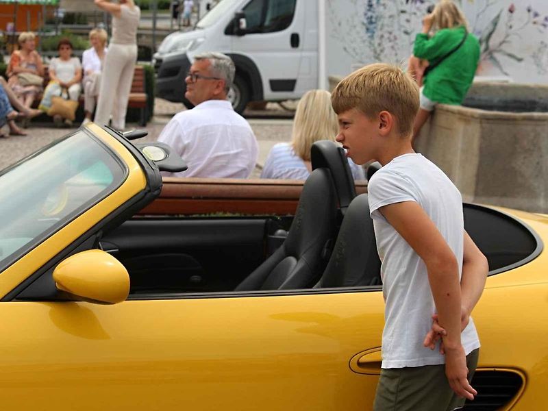 Z 22. Letního Porsche srazu na náměstí Jana Žižky z Trocnova v Čáslavi.