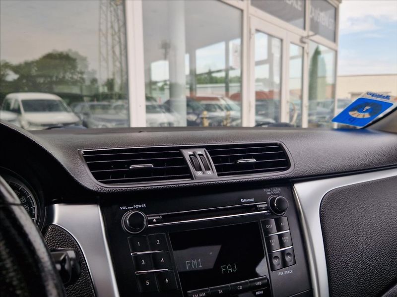 Suzuki Kizashi 2,4 i 4x4 XENON AC ŠÍBR VÝHŘEV - fotka 33 z 37