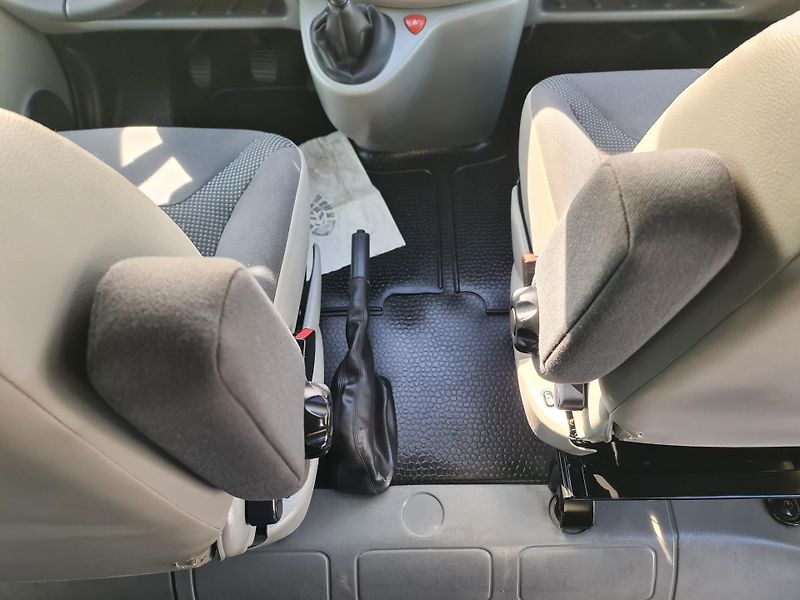 Opel Vivaro (2011) 2.0 CDTi 84-KW 8-MÍST OLOMOUC - fotka 25 z 75
