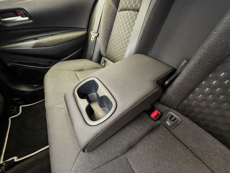 Toyota Corolla 1.8 Hybrid Comfort e-CVT sedan - fotka 17 z 36