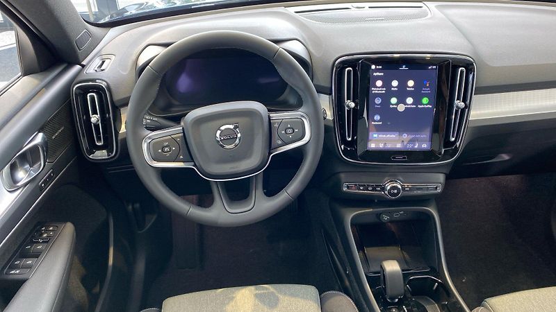 Volvo XC40 (2026) PLUS BLACK EDITION, B4 FWD, 14 - fotka 9 z 14