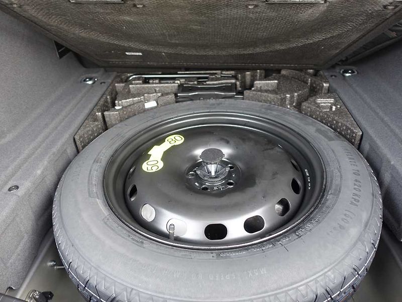 Land Rover Range Rover Velar 3,0 Dynamic SE D300 4x4 aut. - fotka 33 z 38