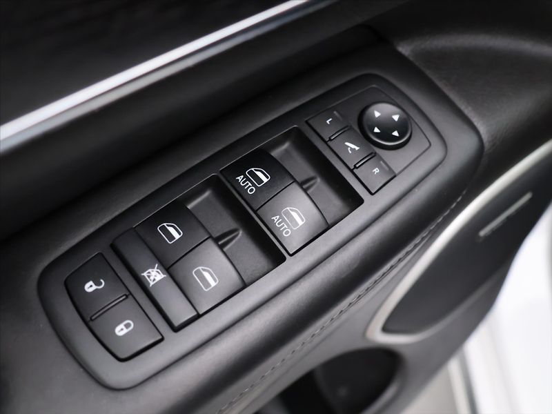 Jeep Grand Cherokee 3,0 V6 184kW Summit 4WD PANO - fotka 12 z 32