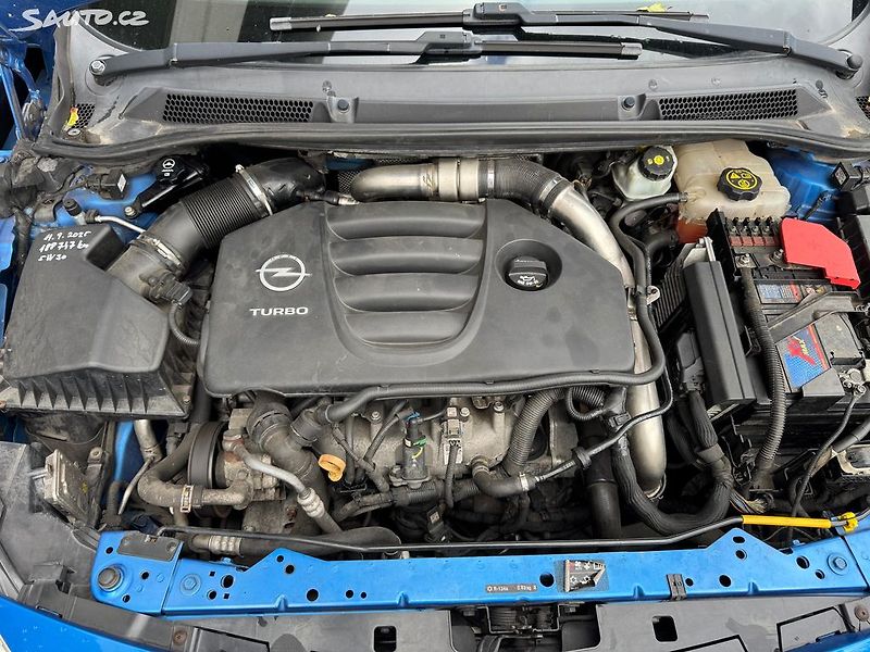 Opel Astra (2012) GTC OPC 2.0 Turbo 206kw - fotka 21 z 22