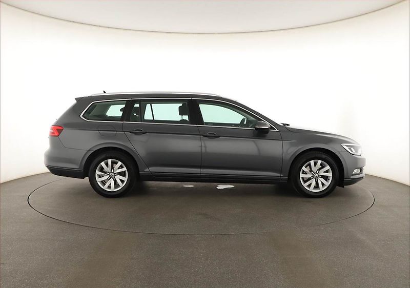 Volkswagen Passat (2016) 1.6 TDI, Navi, Tempomat - fotka 6 z 15