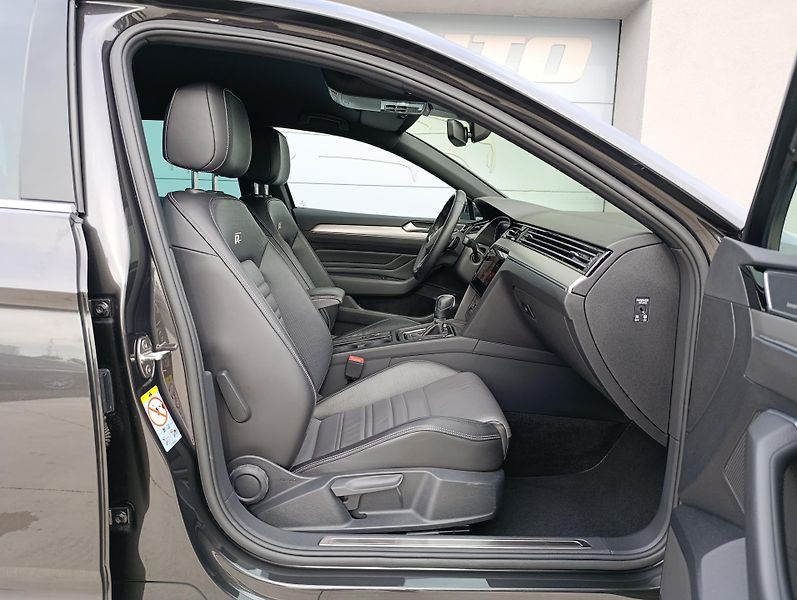Volkswagen Passat 2.0TSI 206kW RLINE ČR 1.MAJ - fotka 21 z 39
