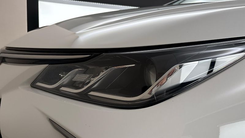 Toyota Corolla 1.8 Hybrid AUT Active Sedan - fotka 18 z 24