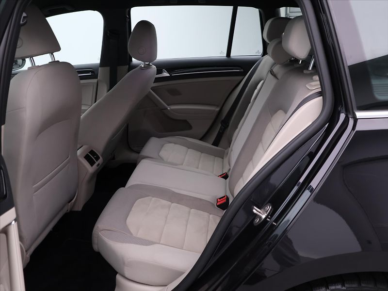 Volkswagen Golf 1,4 TSI 92kW DSG Highline - fotka 13 z 32