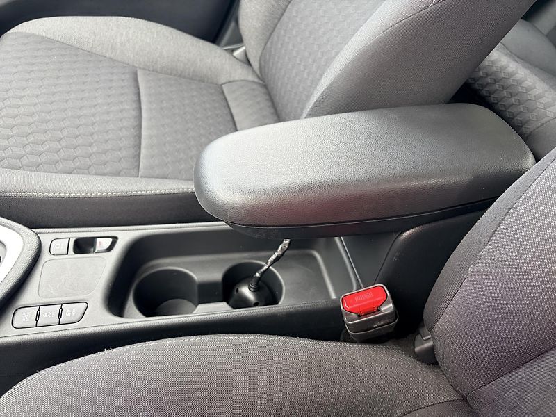 Toyota Yaris 1.5 VVT-i HYBRID - fotka 23 z 36